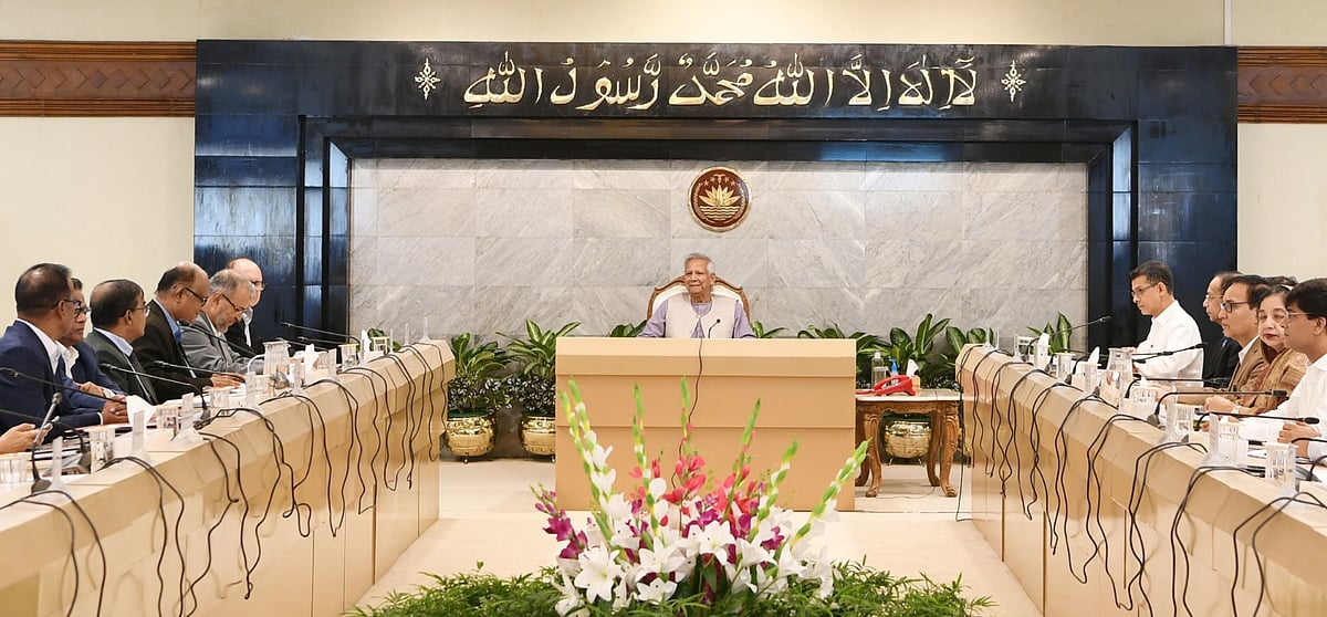 প্রধান উপদেষ্টা ড. মুহাম্মদ ইউনূসের উপস্থিতিতে অনুষ্ঠিত হয় সচিবসভা। আজ বুধবার রাজধানীর তেজগাঁওয়ে প্রধান উপদেষ্টার কার্যালয়ে